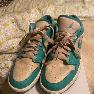 WOMENS LOW TOP JORDAN 1 BLUE